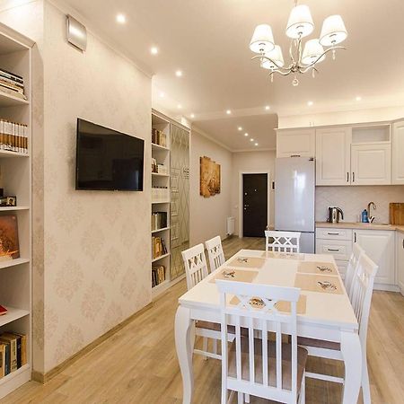 2-Roomed Apartment With Living Room โอเดสซา ภายนอก รูปภาพ
