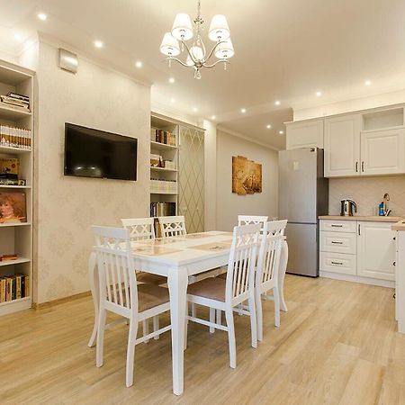 2-Roomed Apartment With Living Room โอเดสซา ภายนอก รูปภาพ